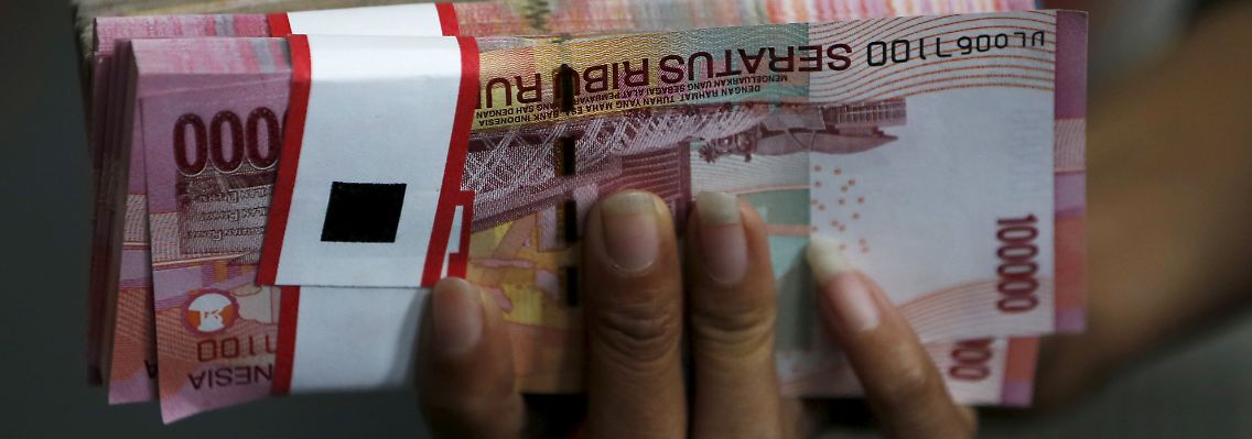 Wertverfall in den Schwellenländern: Ein Bündel 100.000er-Scheine der indonesischen Rupiah.