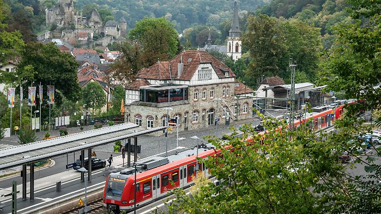Bürgerservice, Gästeservice, Restaurant und Volkshochschule unter einem Dach. Ach ja, alles mit Gleisanschluss in Eppstein.