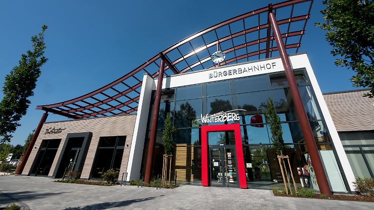"Futuristisch, glasklar und farbenfroh" - die Rede ist vom Bahnhof Winterberg.