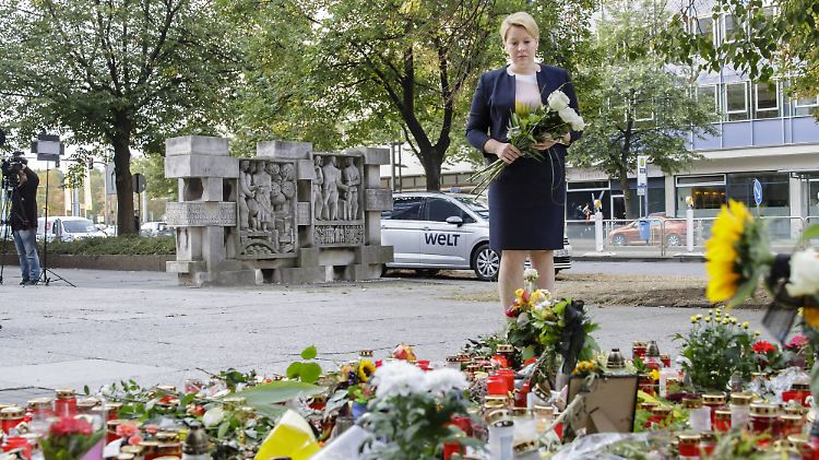 Familienministerin Giffey legt am Tatort nahe der Zentralhaltestelle Blumen nieder.