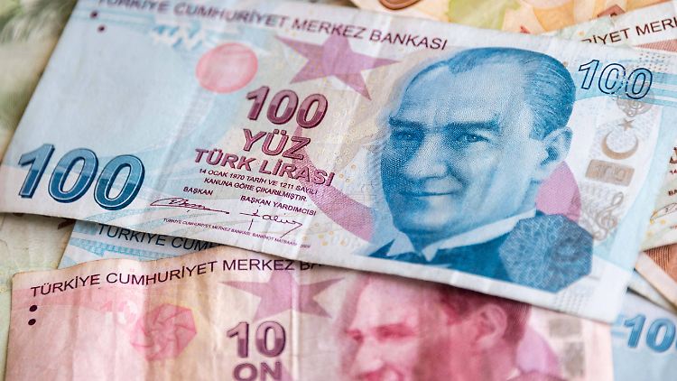 Die türkische Regierung versucht mit Steuermaßnahmen den Währungsverfall der Lira zu stoppen.