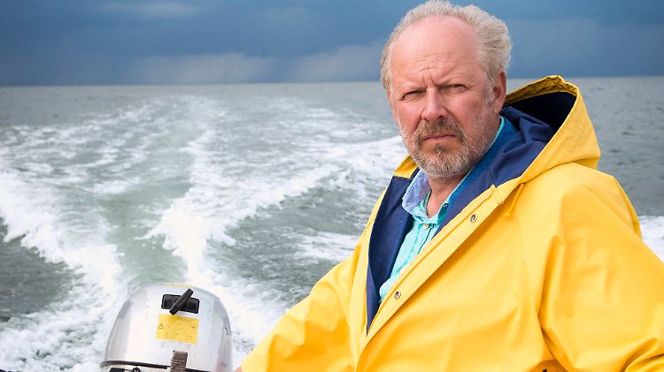 Der alte Mann und das Meer? Naja, immerhin trägt Borowski angesagtes Gelb!
