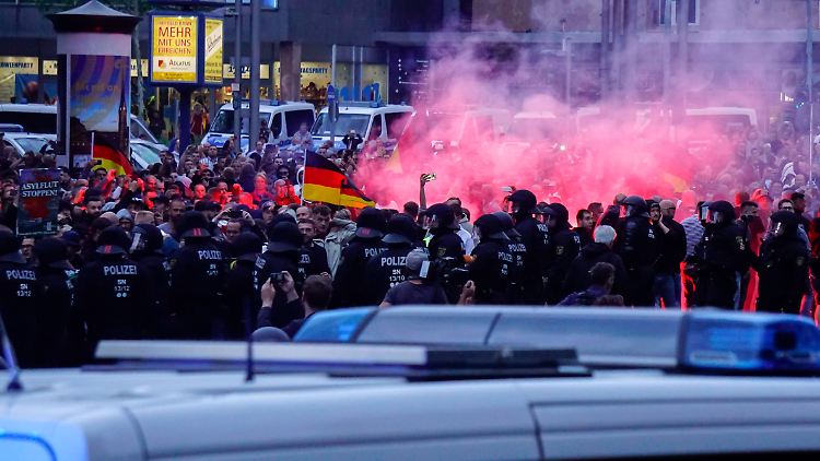 Die gewaltsamen Ausschreitungen von Neonazis in Chemnitz sorgen auch im Ausland für Beunruhigung.