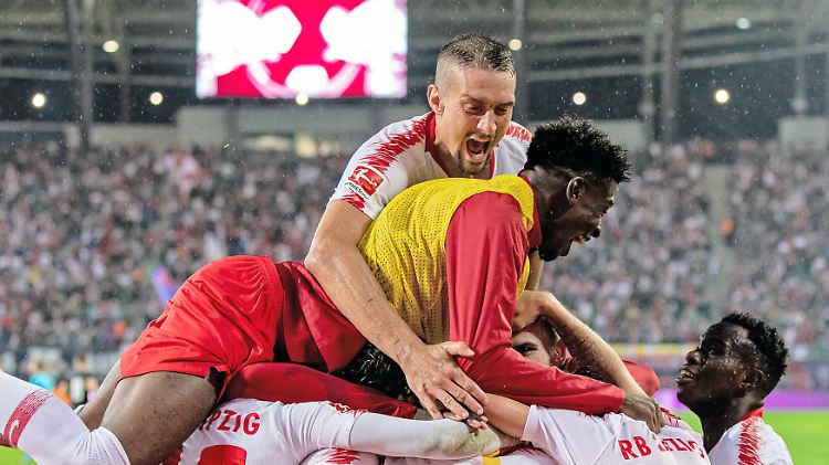 Die Erlösung gegen Luhansk: Die Leipziger jubeln nach dem 3:2 in letzter Minute.