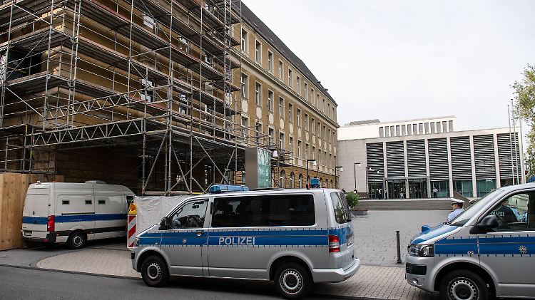 Die Tatverdächtigen wurden per Gefangenentransporter in das Wuppertaler Justizzentrum gebracht.
