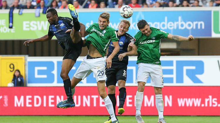 Voller Körpereinsatz bei Paderborns Jamilu Collins (links) im Spiel gegen Bochum.