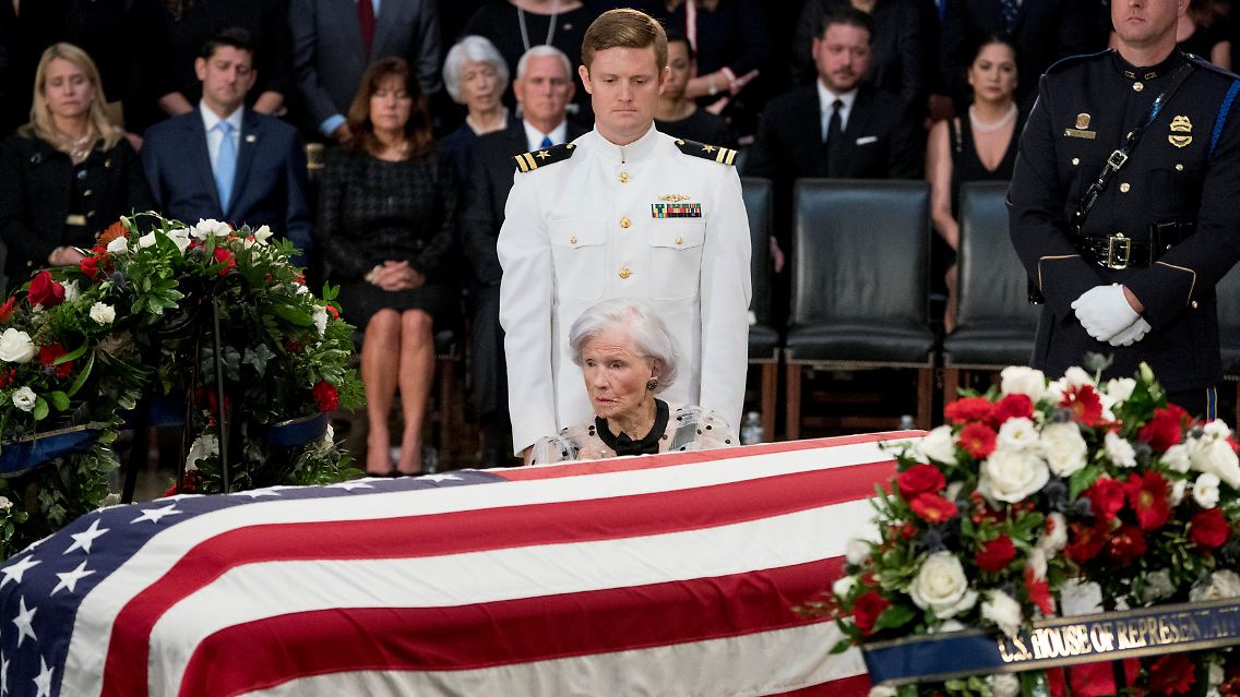 Roberta McCain am Grabe ihres Sohnes.
