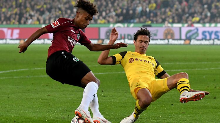Hannovers Linton Maina (links) und Dortmunds Thomas Delaney kämpfen um den Ball.
