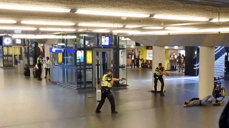 Aufnahmen des Vorfalls aus einer Überwachungskamera: Polizisten schossen dem Mann zunächst in den Unterleib und konnten ihn dann überwältigen.