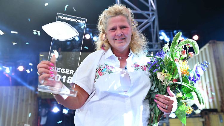 Mutti Wollny holt den Pokal.
