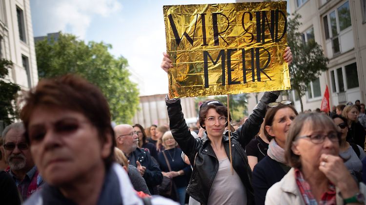 Unter dem Motto "Wir sind mehr" gingen viele Menschen in Chemnitz bereits am Freitag auf die Straße.