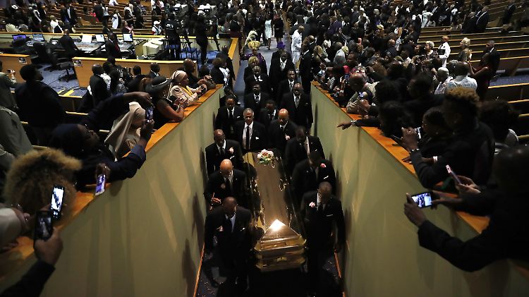 Im goldenen Sarg verlässt Aretha Franklin die "Greater Grace Temple"-Kirche.