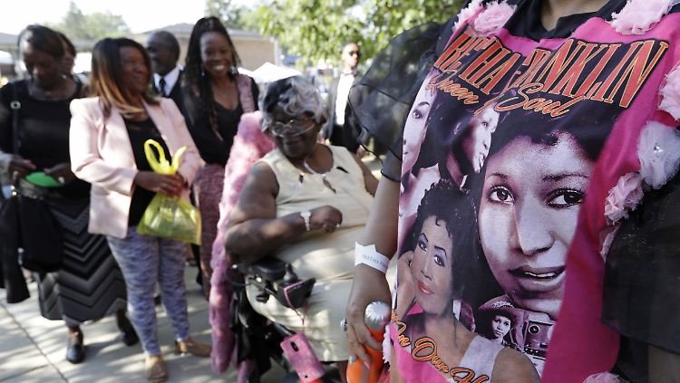 Wie es sich Aretha Franklin gewünscht hätte: In farbenfrohen Outfits nahmen ihre Fans Abschied.