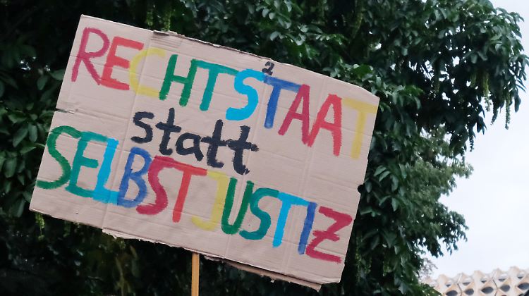Demonstranten protestieren gegen eine Kundgebung der rechten Szene.