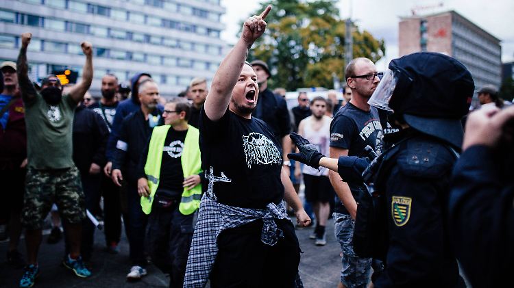 Knapp 600 Polizisten standen am vergangenen Montag rund 6000 Demonstranten aus dem zu großen Teilen rechten Spektrum, darunter gewaltbereite Neonazis und Hooligans, sowie etwa 1500 Gegendemonstranten gegenüber.