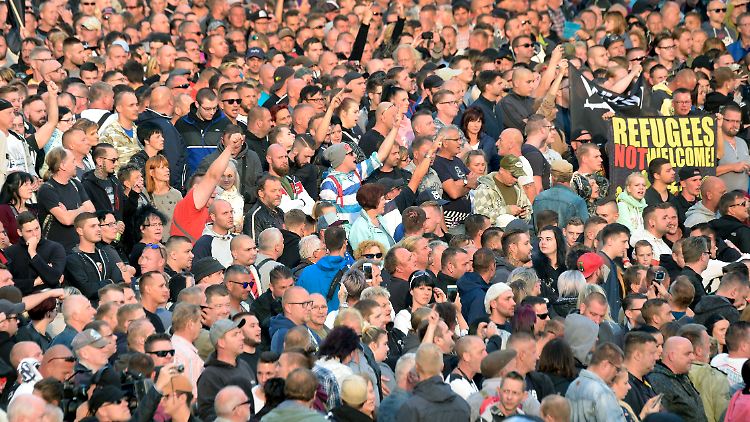 Knapp 600 Polizisten standen am vergangenen Montag rund 6000 Demonstranten aus dem zu großen Teilen rechten Spektrum, darunter gewaltbereite Neonazis und Hooligans, sowie etwa 1500 Gegendemonstranten gegenüber.