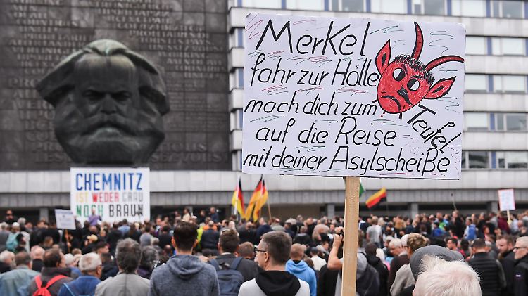 Das Plakat der Initiative #wirsindmehr hängt noch. Jetzt stehen allerdings Anhänger von "Pro Chemnitz" vor der Karl-Marx-Büste, dem sogenannten Nischel.