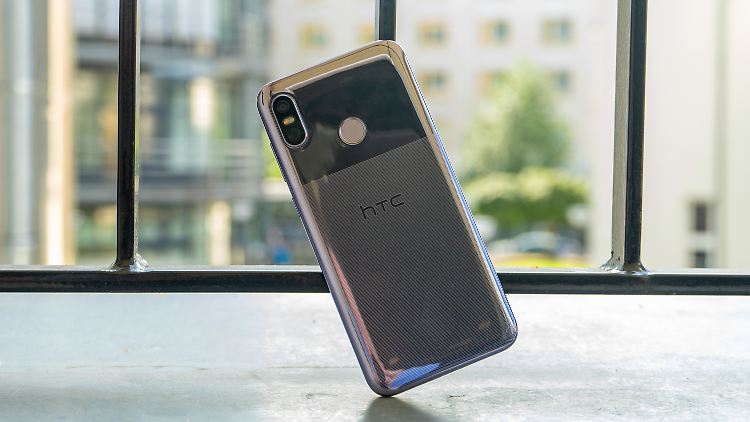 Rillen in er gläsernen Rückseite machen das HTC U12 Life griffiger als die glatte Konkurrenz.
