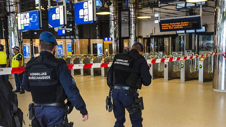 Der Hauptbahnhof in Amsterdam war vorübergehend gesperrt. Der Angreifer hatte eine Aufenthaltserlaubnis für Deutschland.