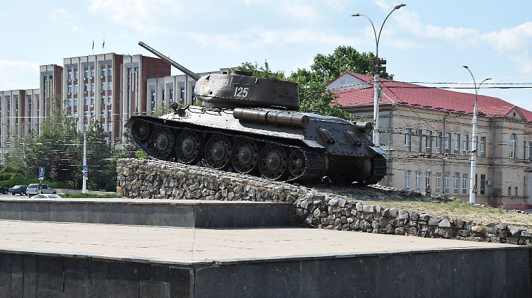 Ein Panzer steht als Mahnmal auf dem zentralen Platz Tiraspols, im Hintergrund links der oberste Sowjet des De-facto-Landes.