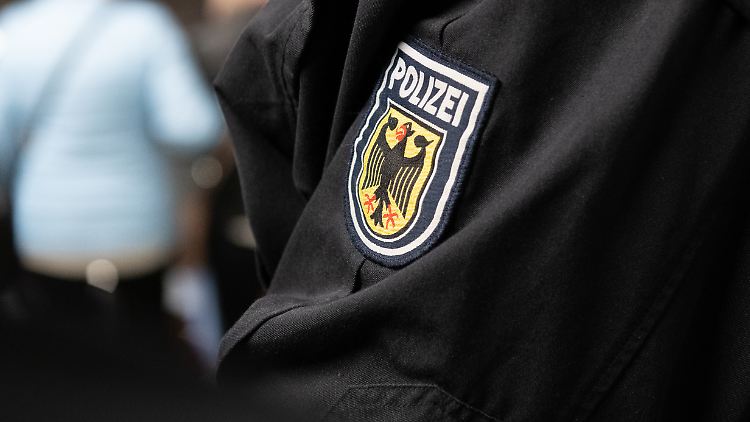 Zwei Bundespolizei-Beamte sollen in ihrer Freizeit den Hitlergruß gezeigt haben.