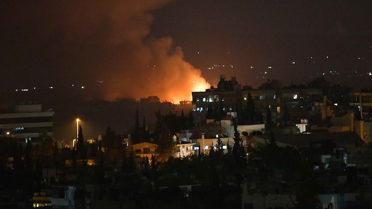 Feuer und Rauch sind über dem Militärflughafen Al-Masah bei Damaskus zu sehen.