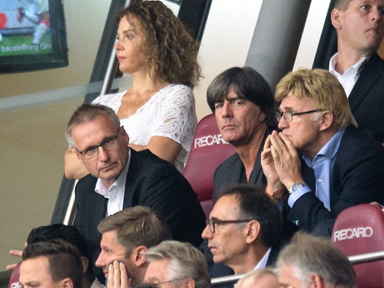 Stuttgarts Manager Michael Reschke (l.) verfolgte die Heimpleite gegen den FC Bayern neben Bundestrainer Joachim Löw.