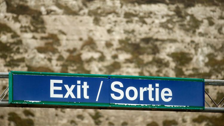 Ein zweisprachiges Schild am Hafen von Dover.