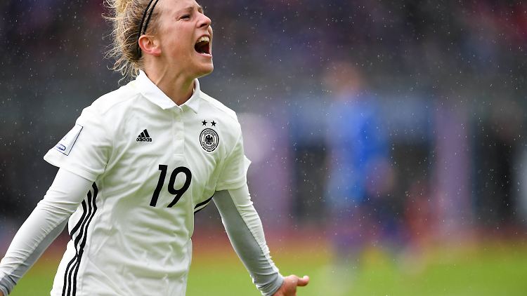 Doppeltorschützin Svenja Huth jubelt im Regen von Island.