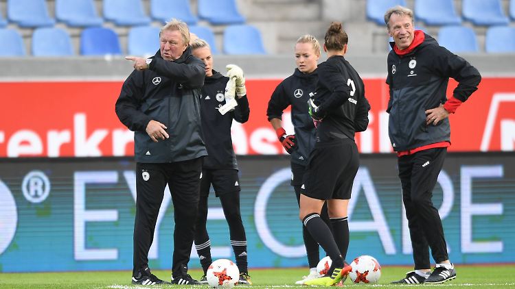 DFB-Allzweckwaffe Horst Hrubesch (l) weist den kürzlich noch strauchelnden Fußball-Frauen den Weg gen Weltmeisterschaft.