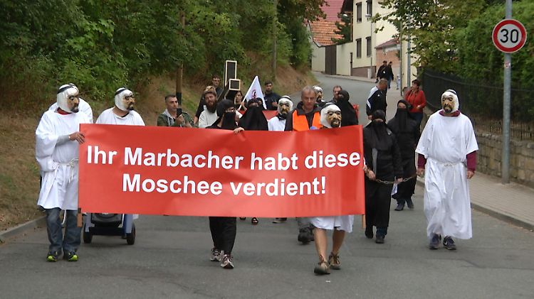 Mit Transparenten protestierten Moschee-Gegner am Morgen in Erfurt. 