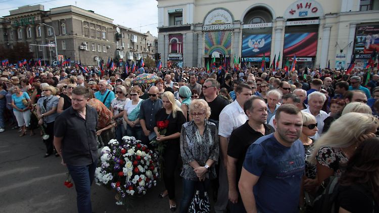 Nach Angaben der "Volksrepublik Donezk" nahmen rund 120.000 Menschen an einer Trauerfeier für Sachartschenko teil.