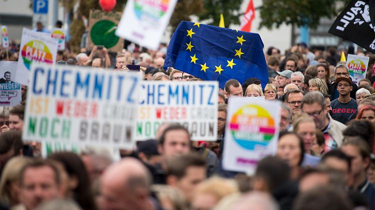 Rund 3000 Menschen protestierten in Chemnitz am Samstag gegen Fremdenfeindlichkeit.