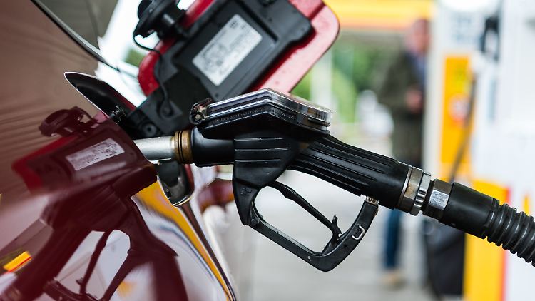 Am Nachmittag ging der Tankstelle der Sprit aus.