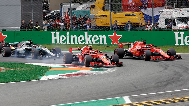 In der zweiten Schikane krachte Vettel mit seinem Ferrari in den Mercedes von Hamilton - der konnte weiterfahren, Vettel musste in die Box.
