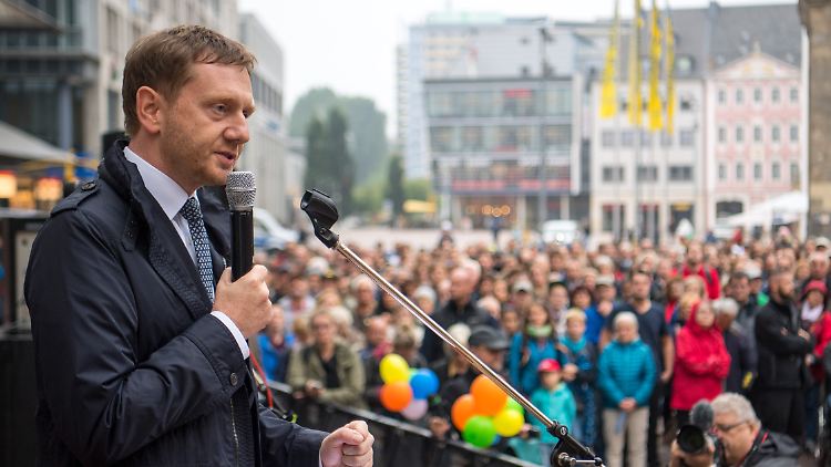 Der sächsische Ministerpräsident Michael Kretschmer auf der Kundgebung der Evangelisch-Lutherischen Kirche Chemnitz.