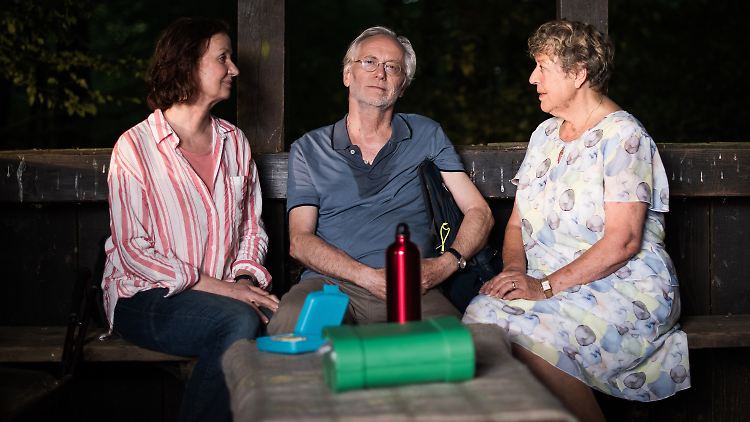 Hans Beimer, gespielt von Joachim Luger, sitzt in seiner letzten Folge neben Anna, gespielt von Irene Fischer (l), und Helga, gespielt von Marie-Luise Marjan.