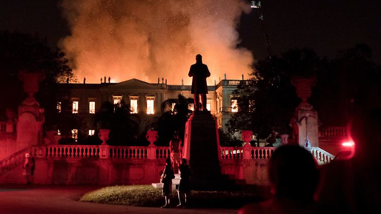 Flammen greifen auf fast alle Teile des historischen Gebäudes über.