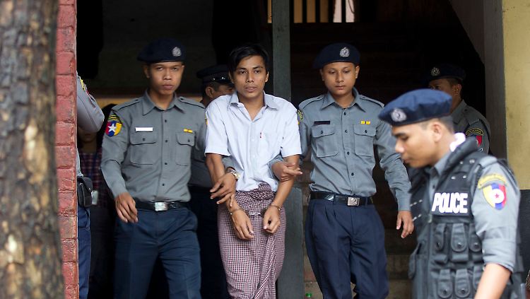 Die Journalisten waren Dokumenten über die Verfolgung von Muslimen in Myanmar auf der Spur: Kyaw Soe Oo (M.), Reporter der Nachrichtenagentur Reuters. 