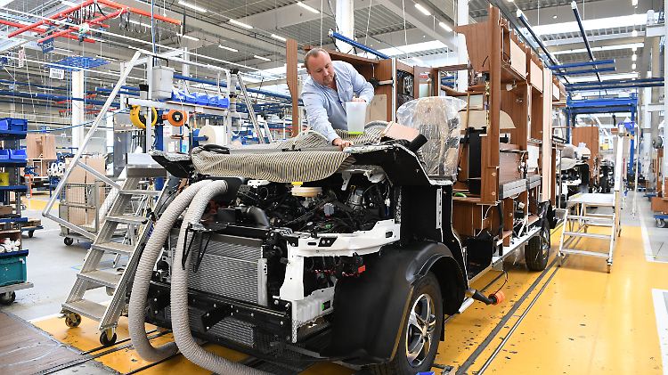 Auf- und Umbauten zum Reisemobil: Blick in die Produktionshallen von Hymer.