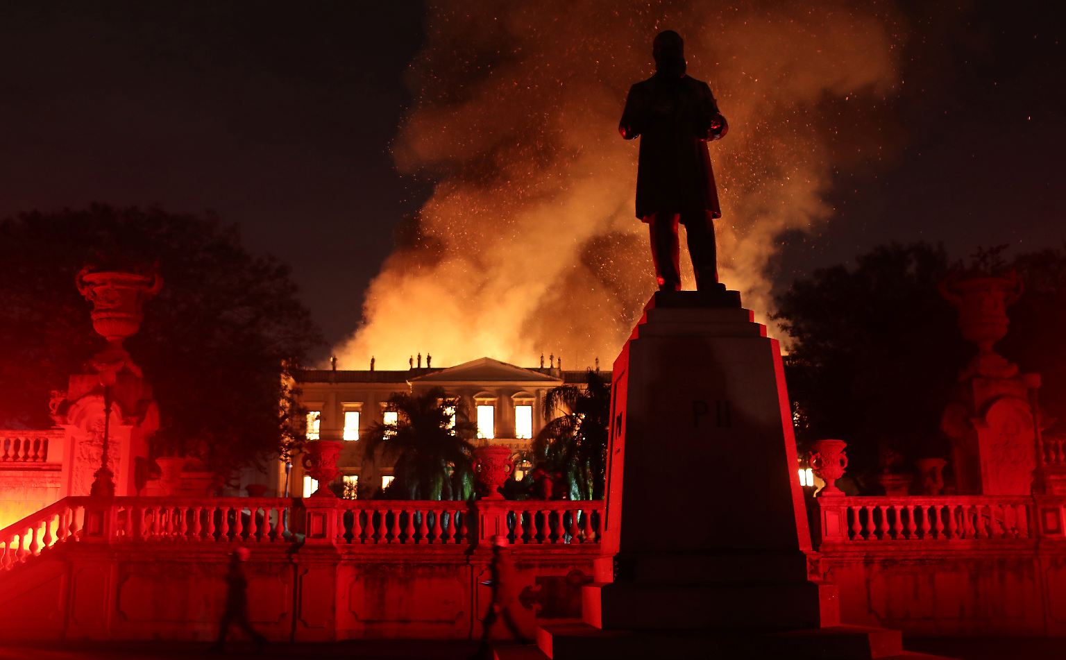 Ein Großbrand verwüstet das brasilianische Nationalmuseum in Rio de Janeiro. Die Flammen ...