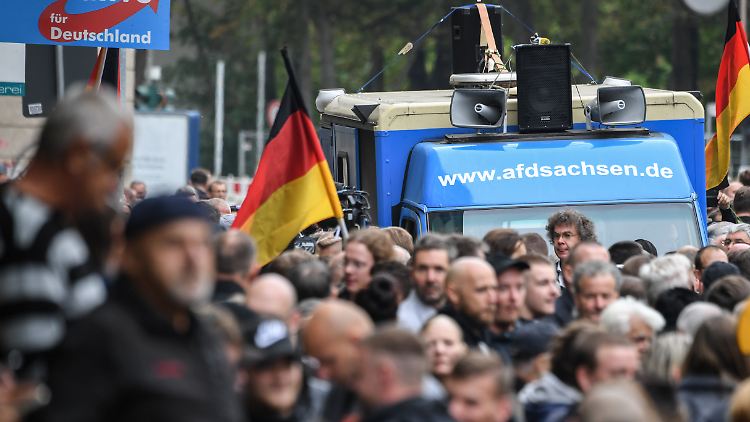 Seehofer hatte am Montag bekräftigt, der Bundesverfassungsschutz solle die AfD zunächst nicht observieren.