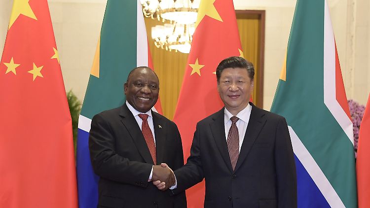 Chinas Staatschef Xi Jinping (r.) trifft sich mit Cyril Ramaphosa, Präsident von Südafrika, im Vorfeld des China-Afrika-Gipfels.