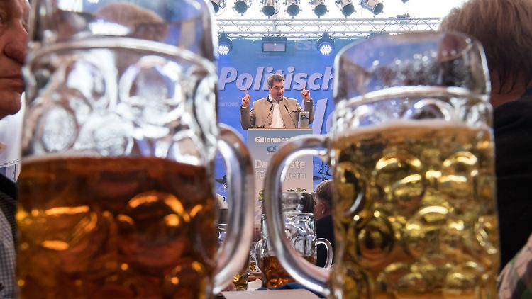 Bier, Musik und Politik: Söder beim politischen Gillamoos in Abensberg.