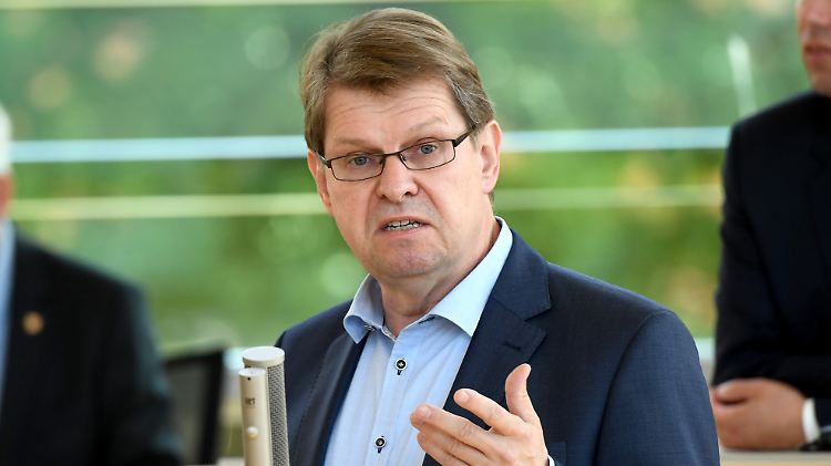 Ralf Stegner macht den Weg für seine Parteikollegin Serpil Midyatli frei.