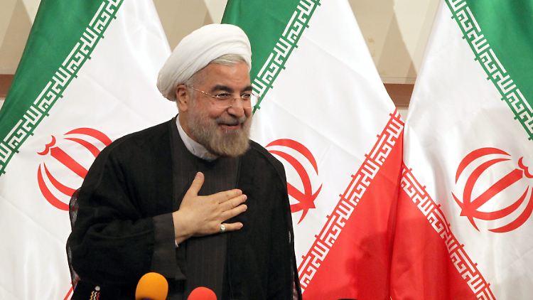Irans Präsident Hassan Ruhani kommt durch neue US-Sanktionen im Atomkonflikt mit den USA unter Druck.