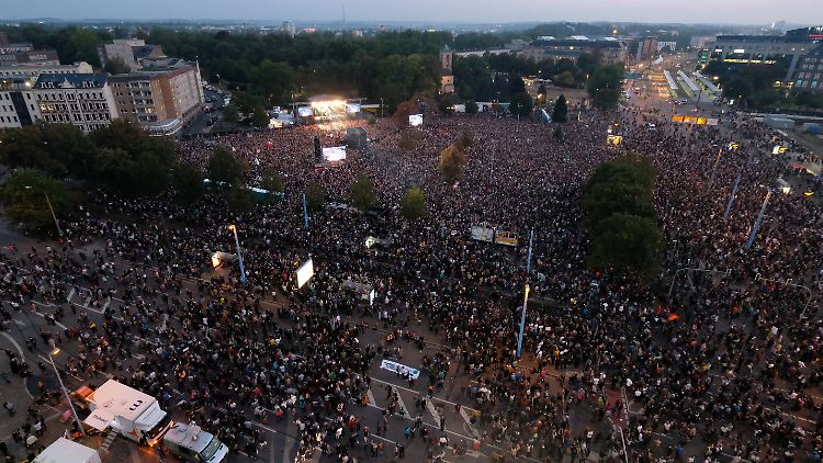 "Es ist wichtig zu zeigen, dass man nicht allein ist", sagte Felix Brummer von der Chemnitzer Band Kraftklub. Am Ende besuchten 65.000 Menschen das Konzert.