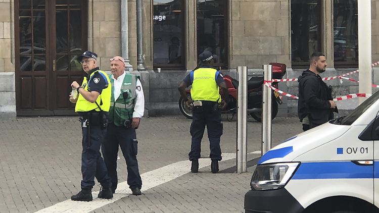 Zwei Menschen wurden in Amsterdam durch eine Messerattacke schwer verletzt.