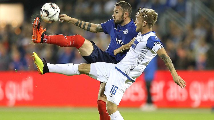 Kiels Dominik Schmidt (links) im Duell mit Nils Butzen.
