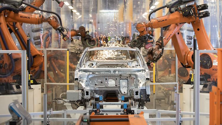 Der Fortschritt verändert die Arbeitswelt: In der Autoindustrie gibt es bereits Erfahrungen mit der Automatisierung. Jetzt wird die Arbeitswelt digital.